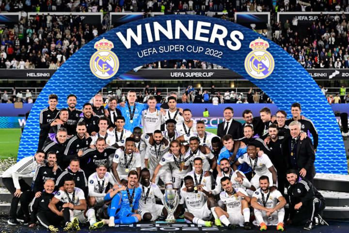 TOPSHOT-FBL-EUR-SIÊU CÚP-REAL MADRID-FRANKFURT-TROPHY