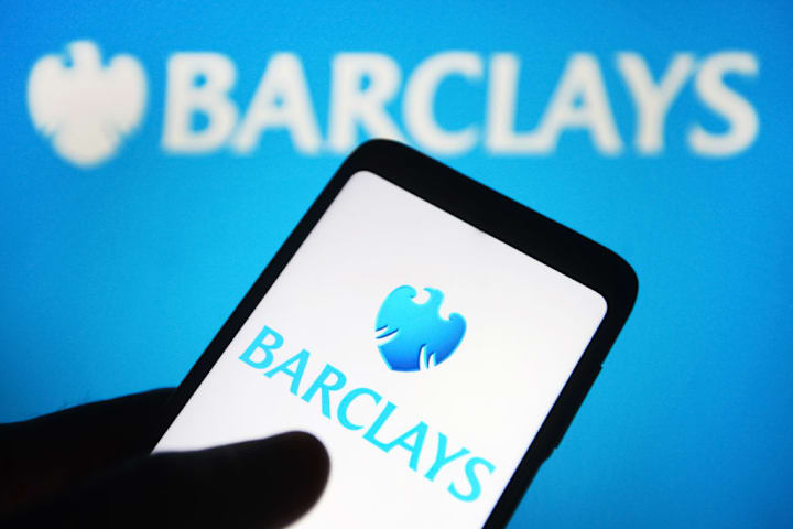 Trong bức ảnh minh họa này, logo của Barclays plc được nhìn thấy trên...