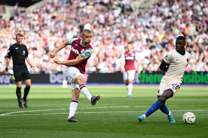 Tomas Soucek tung cú sút xa từ West Ham vào lưới Chelse