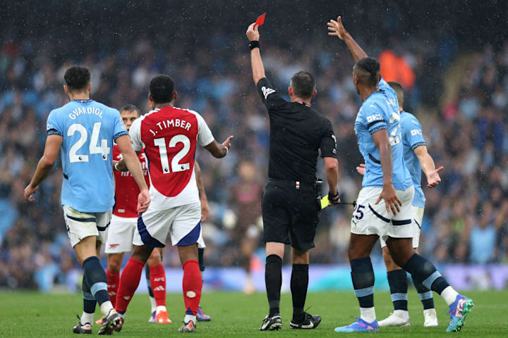 Michael Oliver và Leandro Trossard