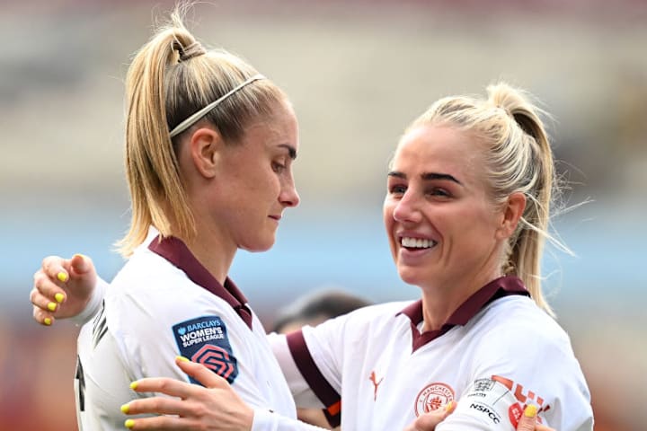 Steph Houghton và Alex Greenwood