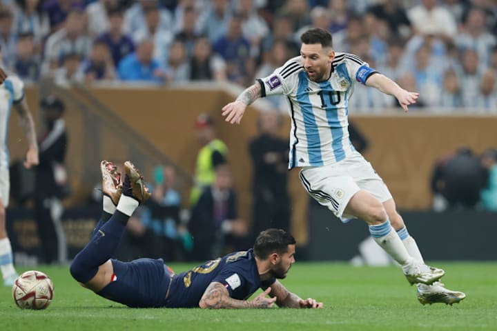 Theo Hernandez trong trận chung kết World Cup cho Pháp gặp Lionel Messi