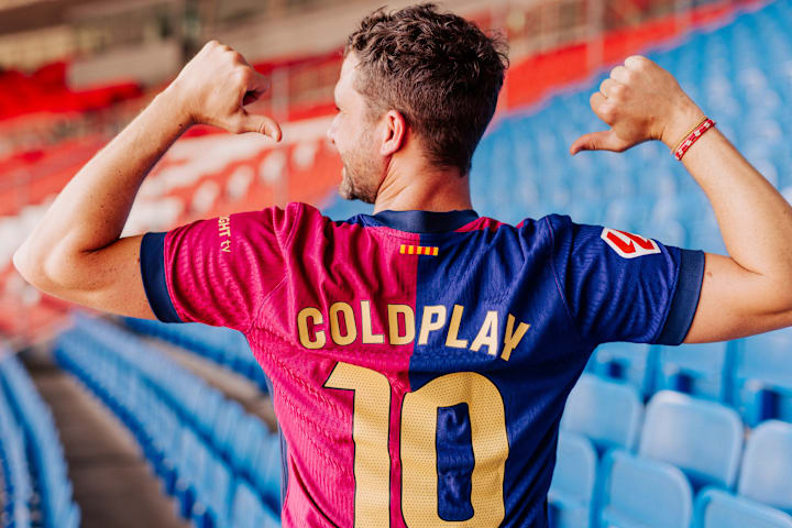 Áo đấu sân nhà của Barcelona có in hình Coldplay ở mặt sau