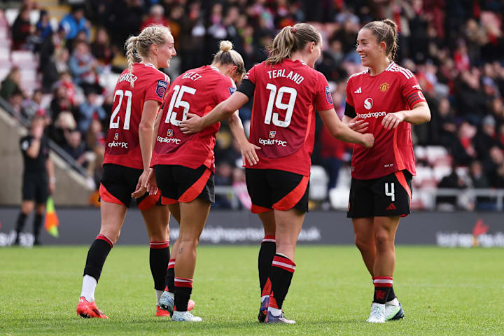 Elisabeth Terland ăn mừng bàn thắng của Man Utd vào lưới Tottenham