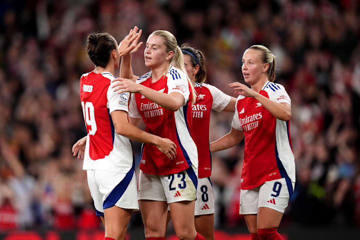 Các cầu thủ Arsenal ăn mừng bàn thắng của Caitlin Foord vào lưới Valerenga 
