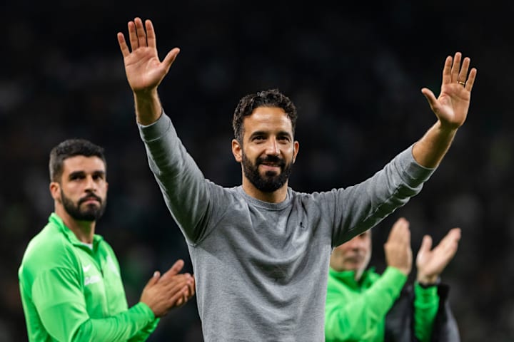 Huấn luyện viên trưởng Sporting CP Ruben Amorim (C) được nhìn thấy vẫy tay chào người hâm mộ...
