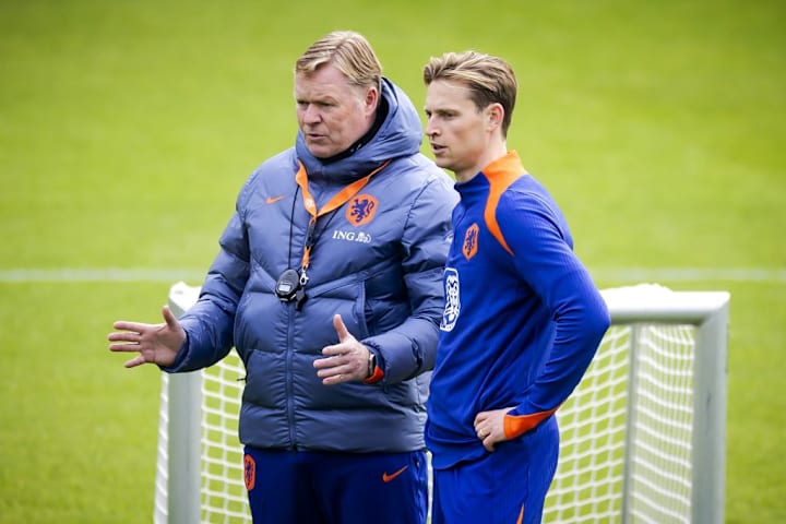 Frenkie e Jong trong cuộc trò chuyện với HLV Hà Lan Ronald Koeman