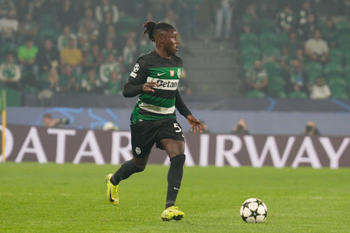 Geovany Quenda của Sporting CP thi đấu trong trận đấu của UEFA...