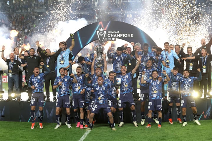 Gustavo Cabral #22 của Pachuca ăn mừng cùng đồng đội...