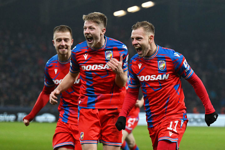 Matej Vydra ăn mừng