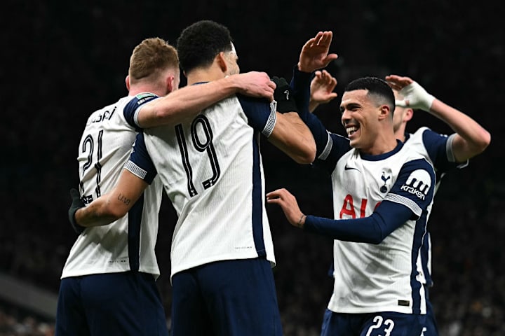 Các cầu thủ Tottenham ăn mừng bàn thắng vào lưới Manchester United