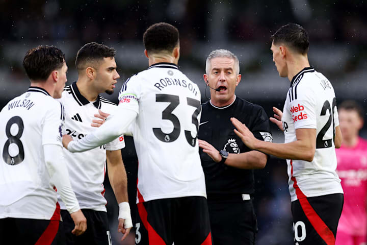 Harry Wilson vô cùng tức giận trước quyết định ban đầu của Darren Bond không cho anh ta một quả phạt đền