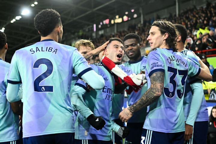 Các cầu thủ Arsenal ăn mừng ở Brentfor