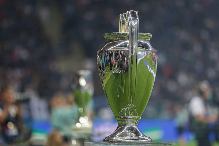 Chiếc cúp Champions League được thấy trong