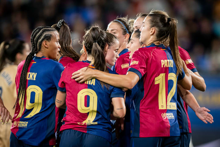 Patri Guijarro (FC Barcelona) ăn mừng sau khi ghi bàn cho cô ấy ...