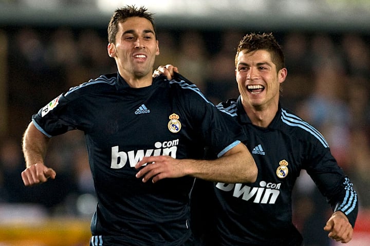 Hậu vệ Alvaro Arbeloa của Real Madrid (l