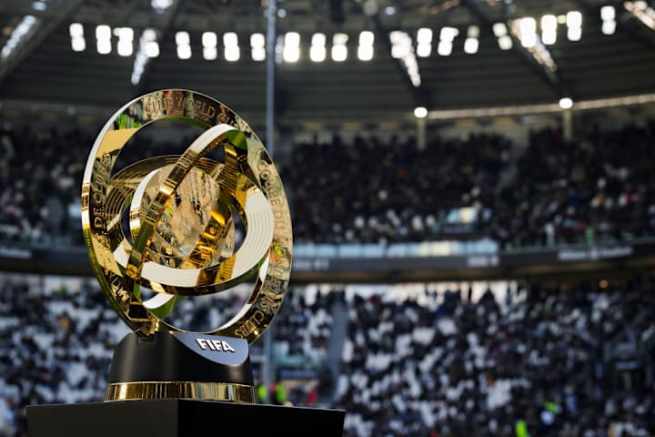 Chiếc cúp của FIFA Club World Cup được nhìn thấy trên một ...
