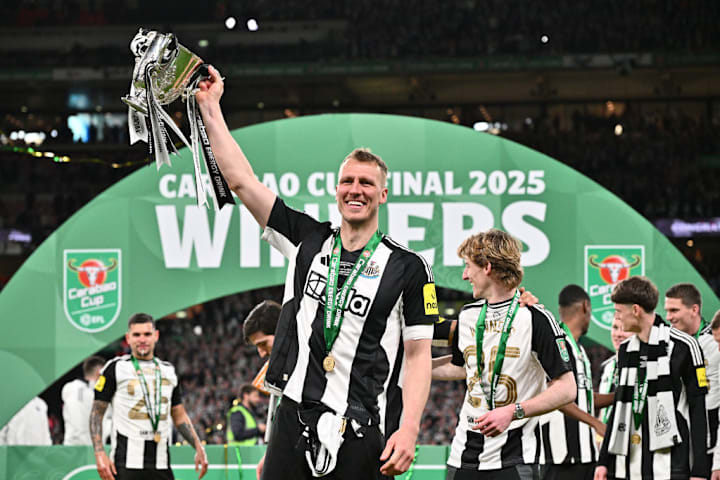 Dan Burn kỷ niệm carabao Cup của Newcastle